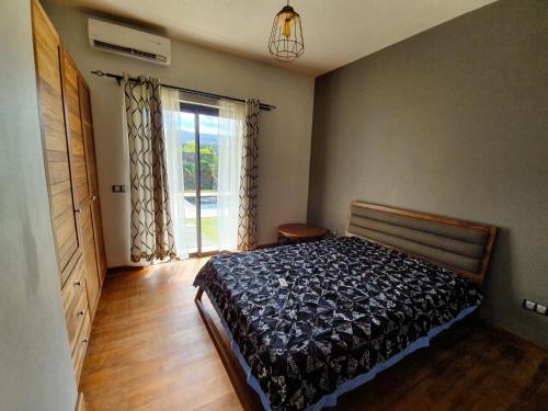 una camera con un letto e una grande finestra di Stunning and Luxurious Villa at Royal Park Balaclava a Balaclava