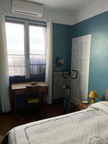 une chambre avec un lit, un bureau et une fenêtre dans l'établissement France Nice Promenade Des Anglais 80m² Piano, à Nice