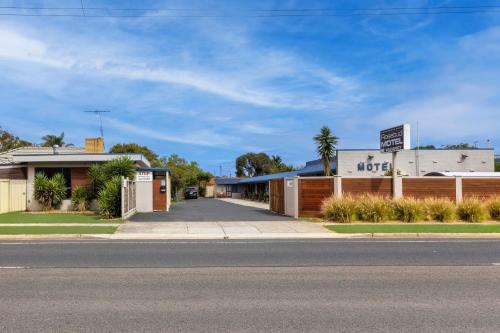 a street in a small town with a motel at Rosebud Motel in Tootgarook