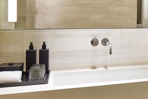 روومرز بادن بادن، أوتوغراف كولكشن في بادن بادن: حمام مع حوض استحمام مع حوض