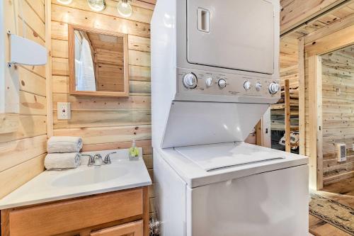 Η κουζίνα ή μικρή κουζίνα στο Cozy Island Park Cabin, 20 Mi to Yellowstone!