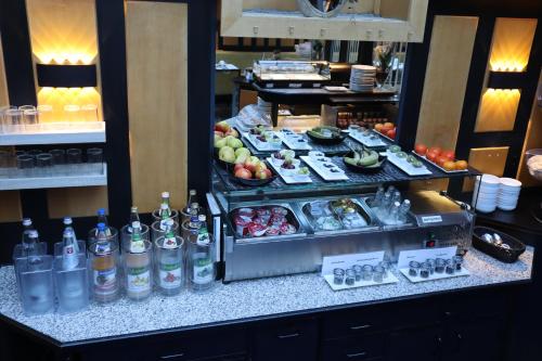 um buffet de comida e bebidas no balcão em Avenue Hotel em Nurembergue