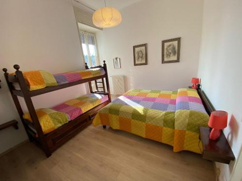 a bedroom with two bunk beds in a room at Gardenia in Oggebbio