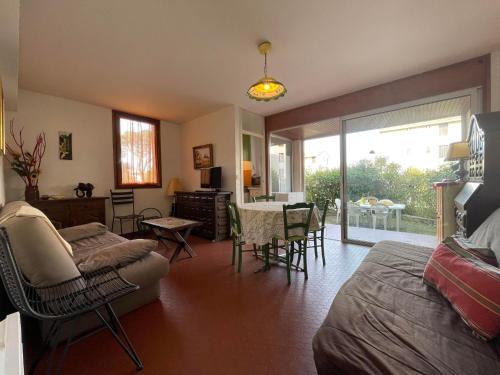 un salon avec un lit, une table et des chaises dans l'établissement 4VSE-ALZ10 Résidence Val Saint-Elme, à Collioure