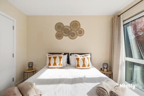 a bedroom with a bed and a window at Puffin Way - Comfortable, spacious house with parking in Reading