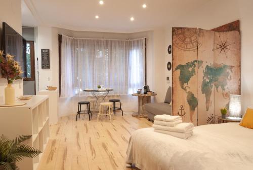 ヒホンにあるEl Rincón de Capuaのベッド付きの部屋、壁に世界地図