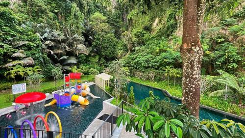 een kinderbad met glijbaan in een resort bij Ipoh Cove Hillside by Glex in Ipoh
