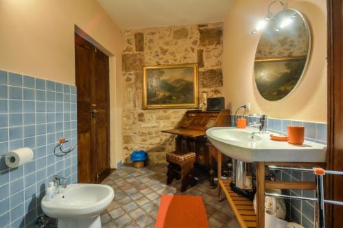 アルゲーロにあるAlghero Town Centreのバスルーム(洗面台2台、鏡付)