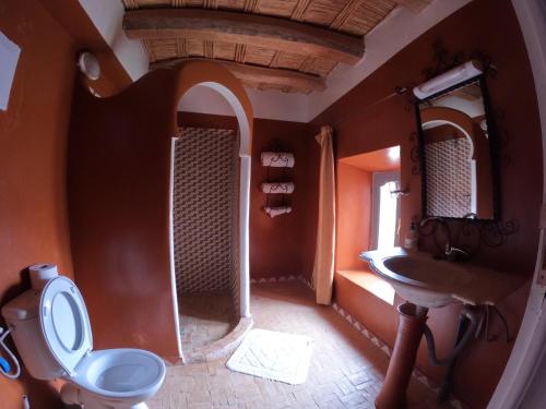 a bathroom with a toilet and a sink at Citadelle Gorges in Aït Ben Ali