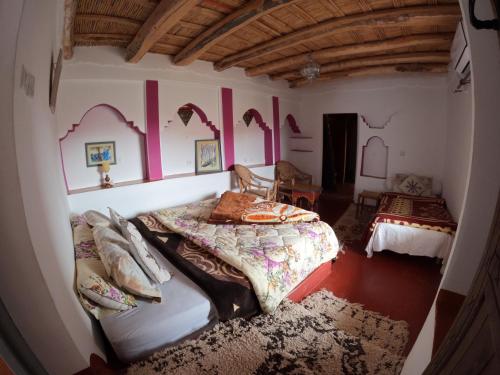 sypialnia z 2 łóżkami w pokoju w obiekcie Citadelle Gorges w mieście Aït Ben Ali