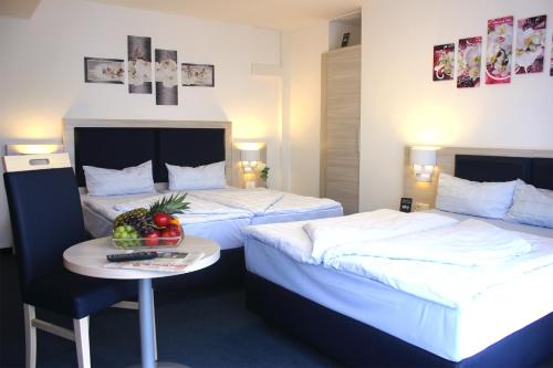 Un pat sau paturi într-o cameră la Hotel Altenwerder Hof