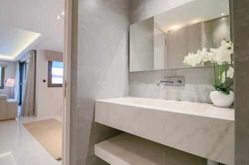 une salle de bain avec un lavabo et un miroir dans l'établissement GRAY Renovated luxurious apartment located in Cannes, à Cannes