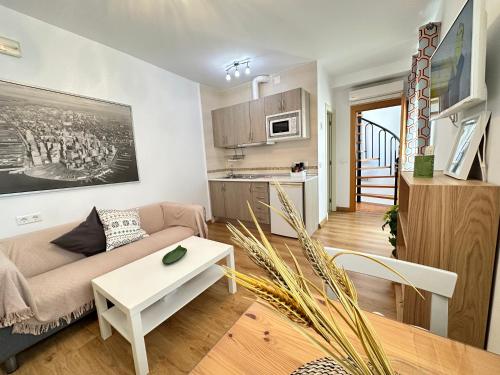 salon z kanapą i stołem w obiekcie Casa Jazmi­n w mieście Nerja