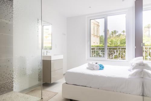 Seafront Apartment with Large Terrace