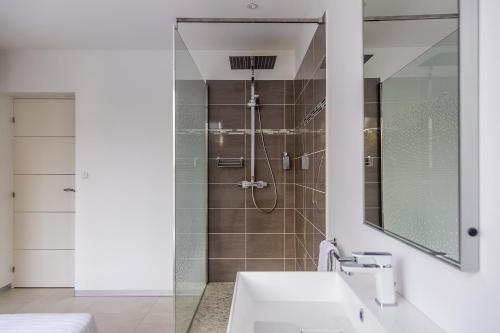une salle de bain avec un lavabo et une douche dans l'établissement PLAGE Ground floor apartment on seafront with large terrace, à Cannes