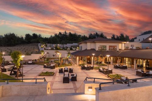 an outdoor amphitheater at dusk with a sunset at BN Hotel Thermal & Wellness in Mersin