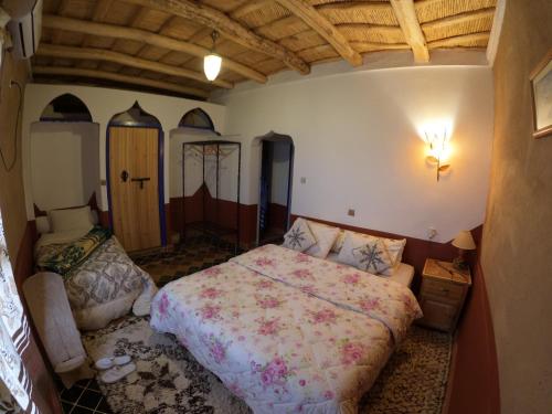 a bedroom with a bed in a room at Citadelle Gorges in Ait Ben Ali