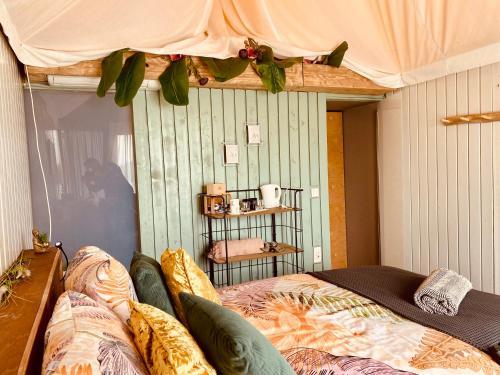 una camera con letto a baldacchino di Luxury Suite a Heerewaarden