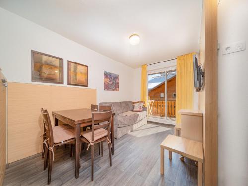 une salle à manger avec une table et un canapé dans l'établissement Chalets du Verdon - 3401 - Appart proche pistes -, à La Foux