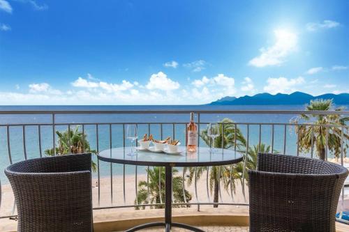 PLAGE Superb bright apartment with sea view & close to Cannes center