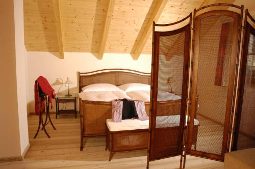 ein Schlafzimmer mit einem Himmelbett und einem Spiegel in der Unterkunft Ferienhaus Lenzenbauer in Salzburg