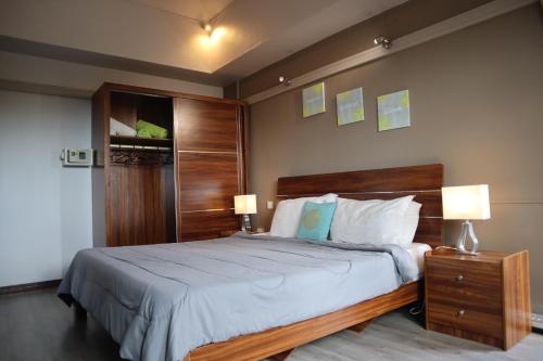 ein Schlafzimmer mit einem großen Bett und zwei Lampen in der Unterkunft Le Gite du Bonheur Guest House & Car Rental in Tamarin