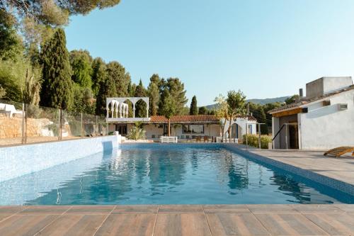 - une piscine dans une villa avec une maison dans l'établissement Finca de l’Anglés. Levante, à Potríes