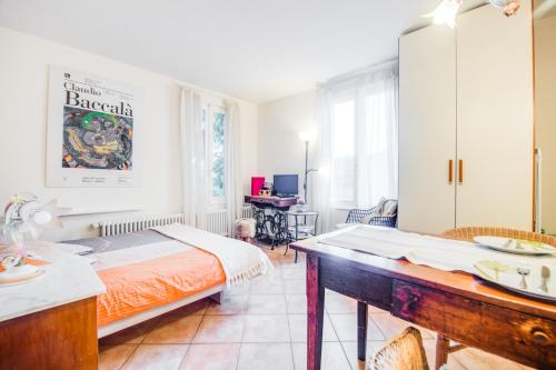ein Schlafzimmer mit einem Bett und einem Schreibtisch in einem Zimmer in der Unterkunft Casa Aries & Studio Aurora, Cavigliano in Cavigliano