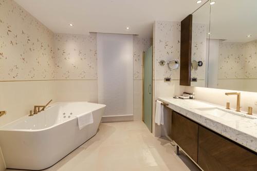 Ένα μπάνιο στο BN Hotel Thermal & Wellness