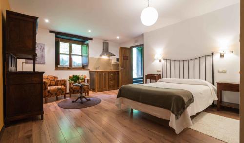 1 dormitorio con 1 cama y sala de estar en Apartamentos Rurales Sierra en Palacio de Naviego