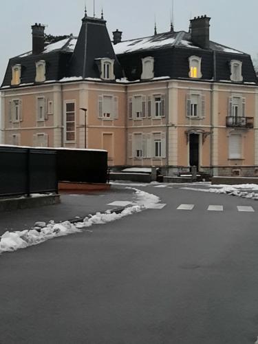 Photo de la galerie de l'établissement Appartement avec terrasse au château, à Dasle