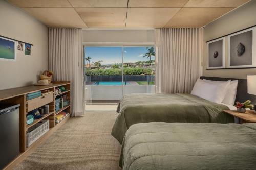 una camera d'albergo con due letti e una finestra di PACIFIC 19 Kona a Kailua-Kona