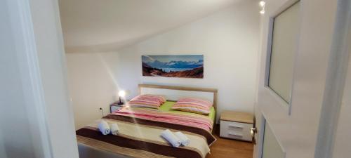 een kleine slaapkamer met een bed in een kamer bij Villa Neno in Donji Zemunik