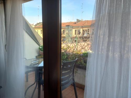 Fotografia z galérie ubytovania The Boheme VINTAGE junior SUITE ---- cozy & quiet & comfortable with private Bathroom & fully equipped kitchenette & cozy balcony - lift to 4th floor - metro' verde -green subway Porta Genova v Miláne