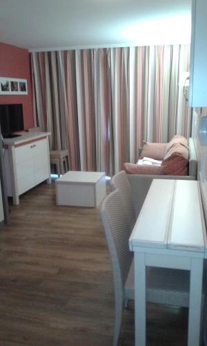 un salon avec un canapé et une table dans l'établissement APPARTEMENT CAP ESTEREL CLIMATISE VUE MER, à Agay