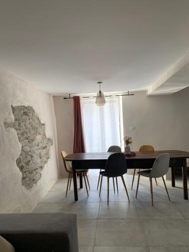 une salle à manger avec une table et des chaises dans l'établissement Très jolie maison aux portes du Cap Corse, à Sisco