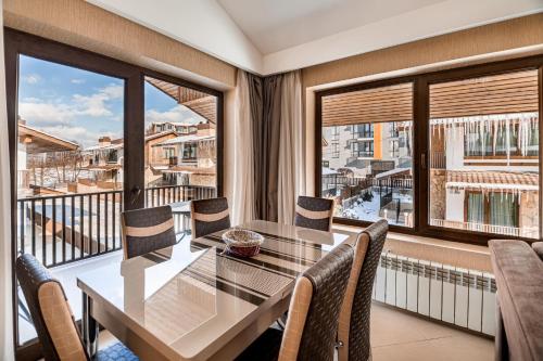 comedor con mesa y sillas y balcón en Villa (second floor) in CRYSTAL en Bakuriani