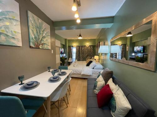 En eller flere senge i et værelse på Poolview Family Room Greenbelt Makati