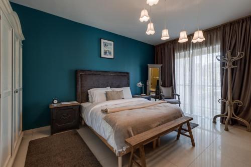 una camera con un letto con una parete blu di Talbot & Bons Studio Flat a Gudja