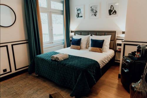 - une chambre avec un lit et une grande fenêtre dans l'établissement Haarlemmerstraat Central Studio, à Amsterdam