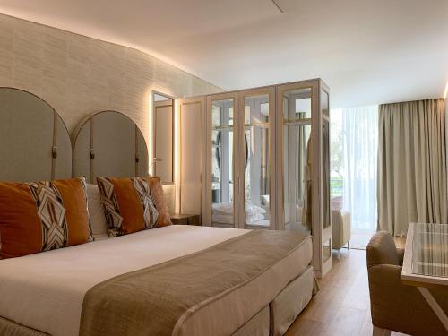 フンシャルにあるVidaMar Resort Hotel Madeira - Dine Around Half Boardのベッドとソファ付きのホテルルーム
