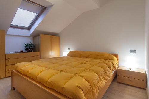 Postel nebo postele na pokoji v ubytování DolomiApartments - Appartamento Orso Bruno