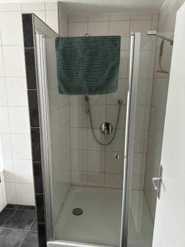 um chuveiro com uma porta de vidro e um chuveiro em Apartment - Wohnung Memmingen Nr. 3 em Memmingen