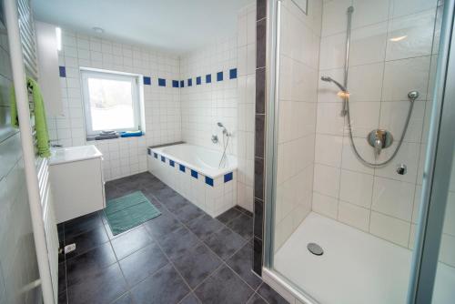 Das Bad ist mit einer Dusche und einer Badewanne ausgestattet. in der Unterkunft Apartment - Wohnung Memmingen Nr. 3 in Memmingen