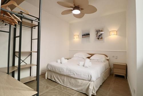 een slaapkamer met 2 bedden en een plafondventilator bij FERSEN Superb Mediterranean style apartment in heart of Old Antibes in Antibes