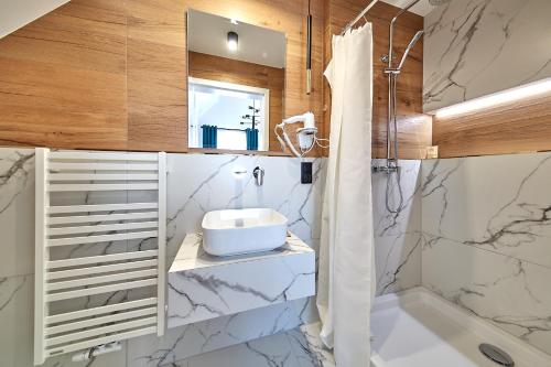 łazienka z umywalką, toaletą i wanną w obiekcie Leśny Dworek w mieście Białka Tatrzanska