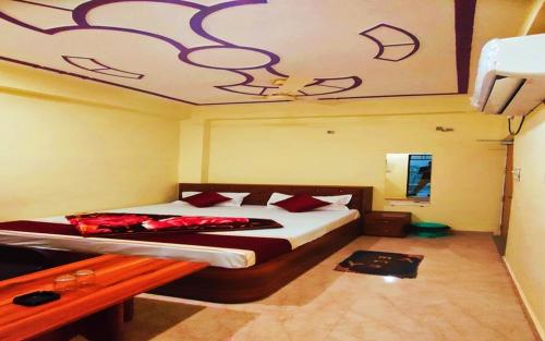 Postel nebo postele na pokoji v ubytování Hotel Rudra Paradise