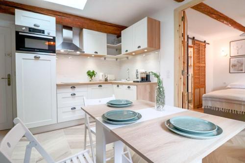 une cuisine et une salle à manger avec une table et des chaises dans l'établissement AUBERNON Luxurious, Newly Renovated flat in heart of Old Antibes, à Antibes