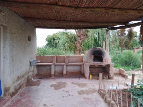 un patio con horno al aire libre en un edificio en Alojamiento CASTRO - La Banda Tilcara Tematica Carnaval en Tilcara