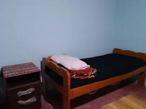 Habitación pequeña con cama y mesita de noche en Alojamiento CASTRO - La Banda Tilcara Tematica Carnaval en Tilcara